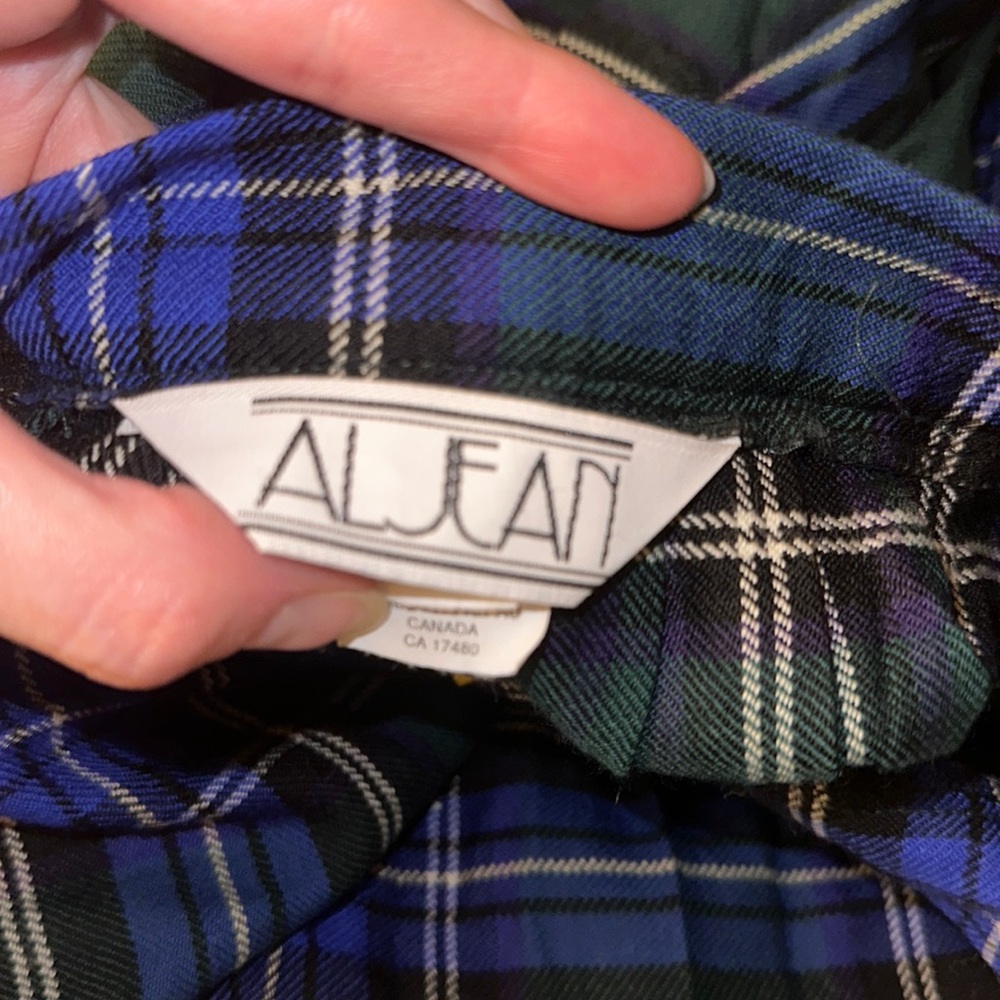 Vintage Aljean pleated wool plaid skirt with gold crest button closure - Picture 2 of 5